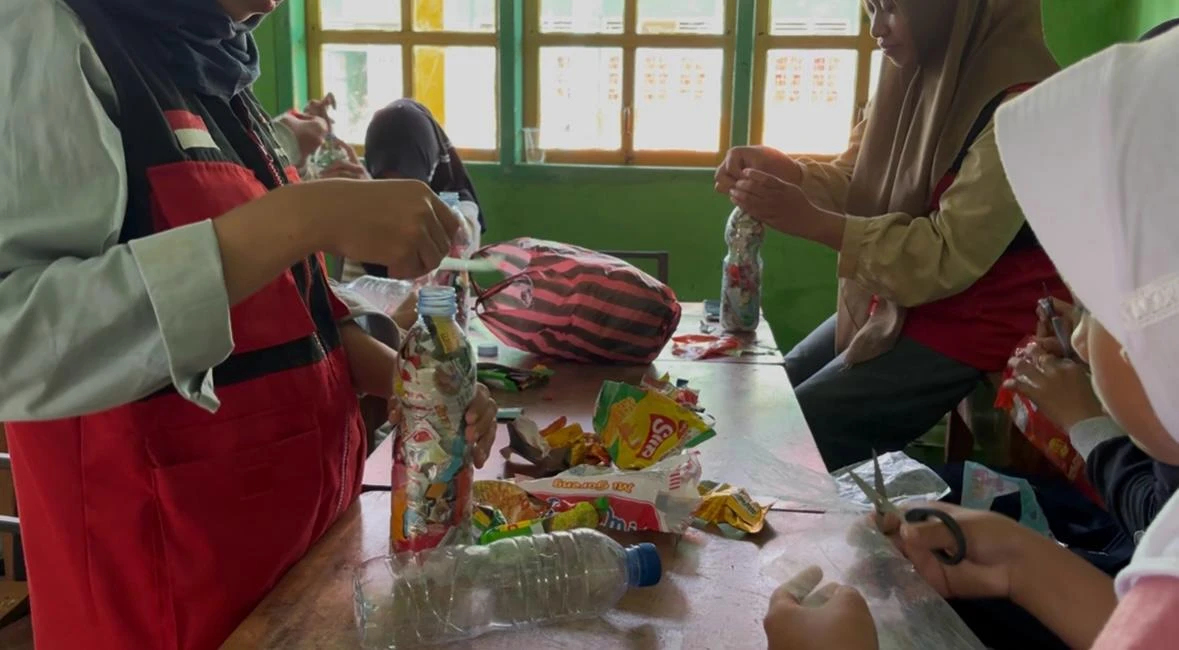 Mahasiswa KKN Tematik Universitas Hasanuddin Gelombang 115 bersama siswa MTs DDI Amparita mempraktikkan pembuatan ecobrick dari limbah plastik sebagai bagian dari inovasi Pojok Bahasa Arab Kreatif berbasis edukasi lingkungan, yang memadukan penguatan literasi bahasa Arab dengan penanaman kesadaran ekologis sejak dini di lingkungan sekolah.